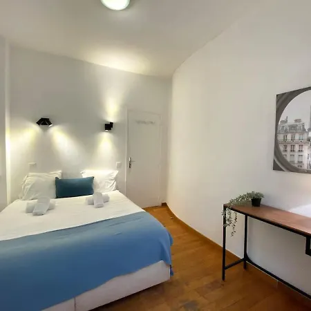 100 Belmondo Cosy Center Paříž